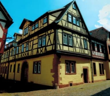 Blick auf ein Fachwerkhaus, in dem früher der erste jüdischen Betsaal untergebracht war. Das Haus befindet sich in der Lotte-Stern-Gasse.