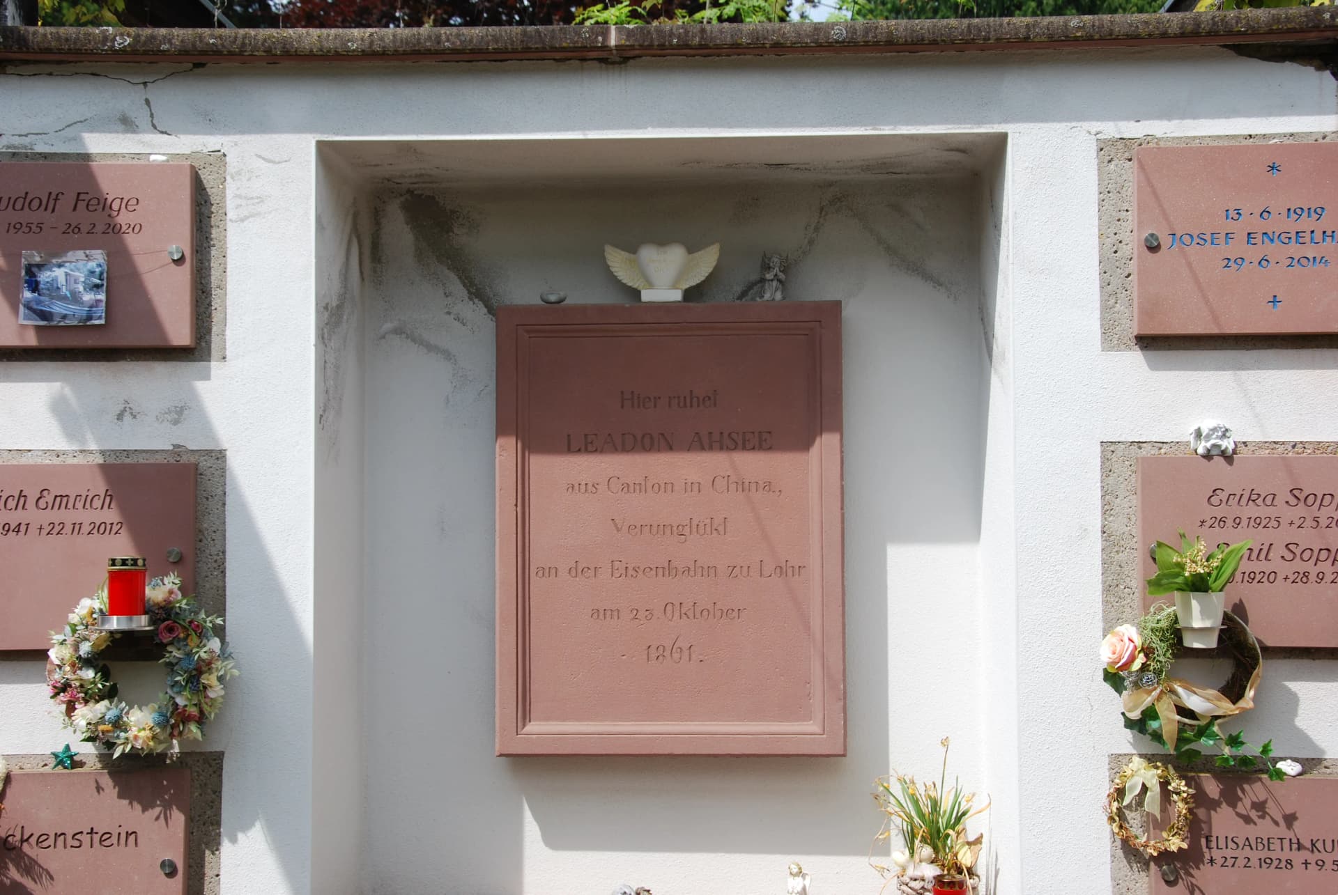 Grabstein mit Inschrift zu Leadon Ahsee aus Canton in China, verunglückt an der Eisenbahn zu Lohr 1861, umgeben von weiteren Grabtafeln