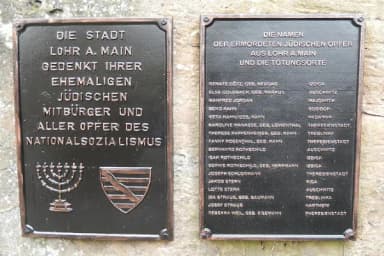 Gedenktafeln mit Menora und Wappen, sie erinnern an die ermordeten jüdischen Mitbürger Lohrs und nennen deren Namen und Todesorte.