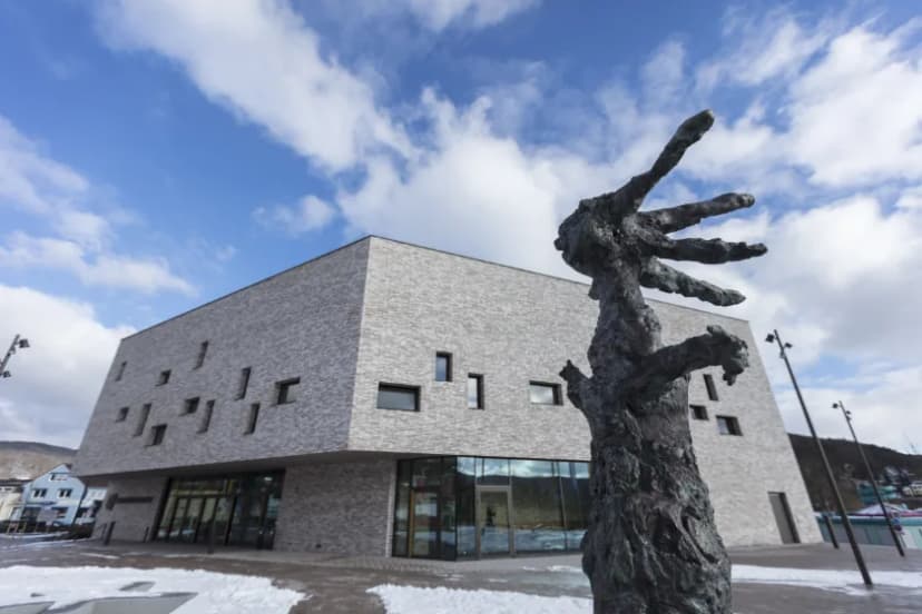Das Wittstadt-Schneewittchen vor der Stadthalle in Lohr am Main