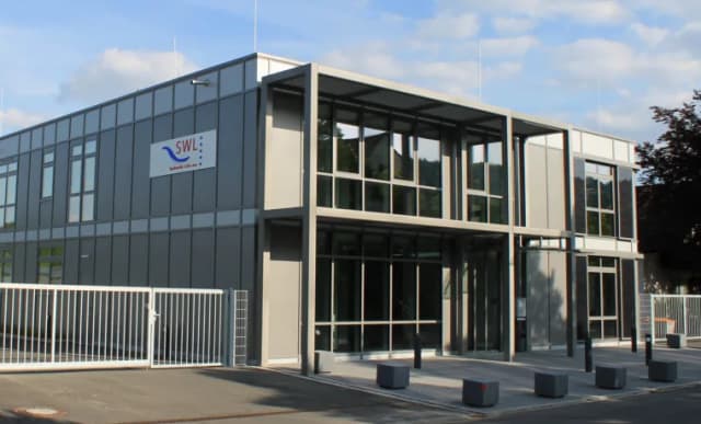 Modernes Bürogebäude der Stadtwerke Lohr mit großen Fensterfronten und Firmenlogo an der Fassade