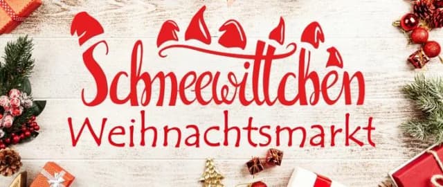 Schriftzug „Schneewittchen Weihnachtsmarkt“ mit Weihnachtsmützen, umrahmt von weihnachtlicher Deko auf Holzhintergrund