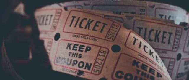 Rolle mit nummerierten Eintrittskarten mit der Aufschrift Ticket