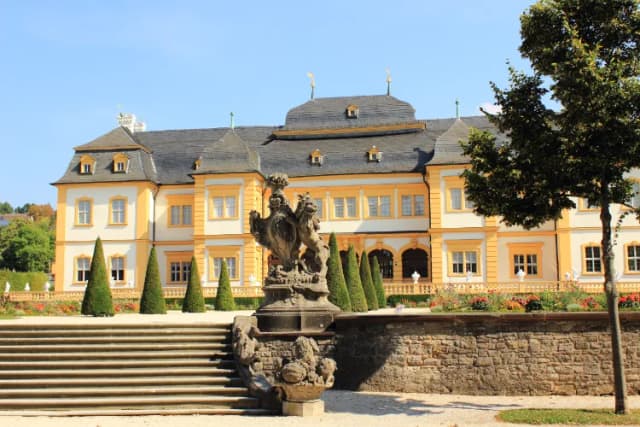 Blick auf das Schloss mit Rokokogarten in Veitshöchheim