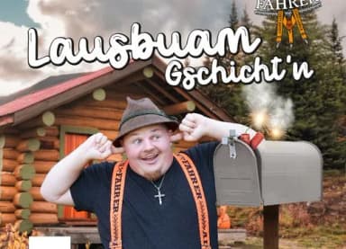 Plakat 'Lausbuam Gschicht'n' mit Mann in Tracht vor Blockhütte, der sich die Ohren zuhält, daneben ein Briefkasten mit brennender Zündschnur