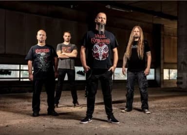 Vier Männer der Band Final Breath stehen in schwarzer Kleidung in einer verlassenen Industriehalle.