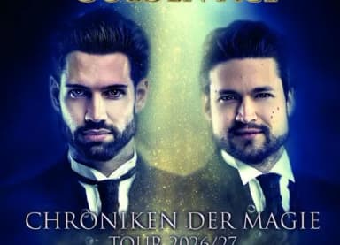 Plakat zur Show 'Chroniken der Magie', Tour 2026/27, mit zwei Männern in Anzügen vor mystischem Hintergrund
