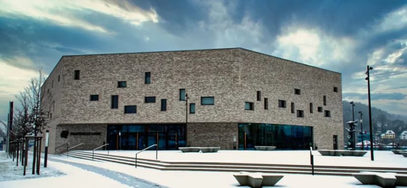 Stadthalle Lohr mit unregelmäßig angeordneten Fenstern in Klinkerfassade, im Winter mit Schnee bedeckt