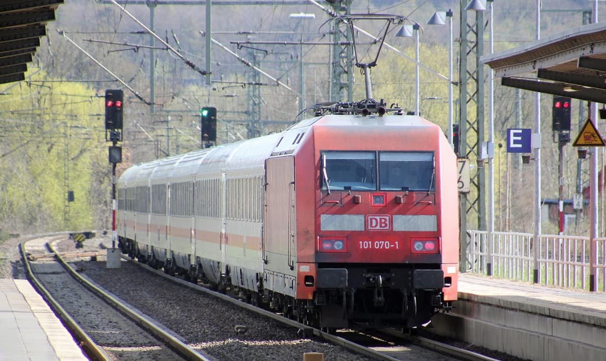 Ein Regionalzug der deutschen Bahn fährt in einen Bahnhof ein.