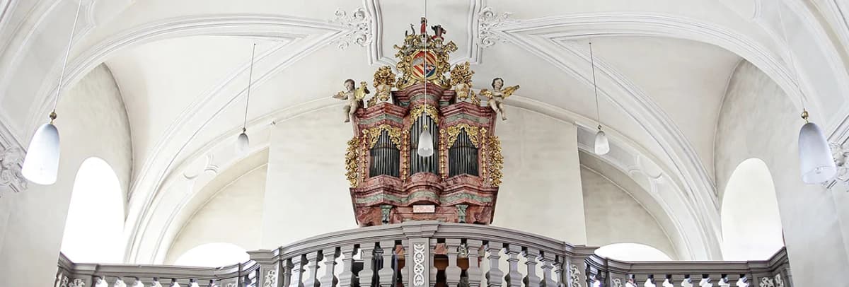 Barocke Orgel mit vergoldeten Verzierungen unter dem gewölbten Deckengewölbe einer Kirche