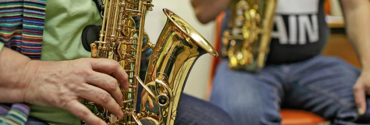 Nahaufnahme von Händen, die Saxophone spielen