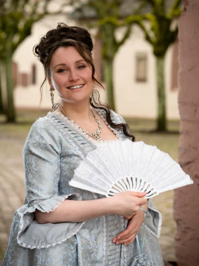 Baroness von Erthal in historischem Kostüm mit Fächer in der Hand