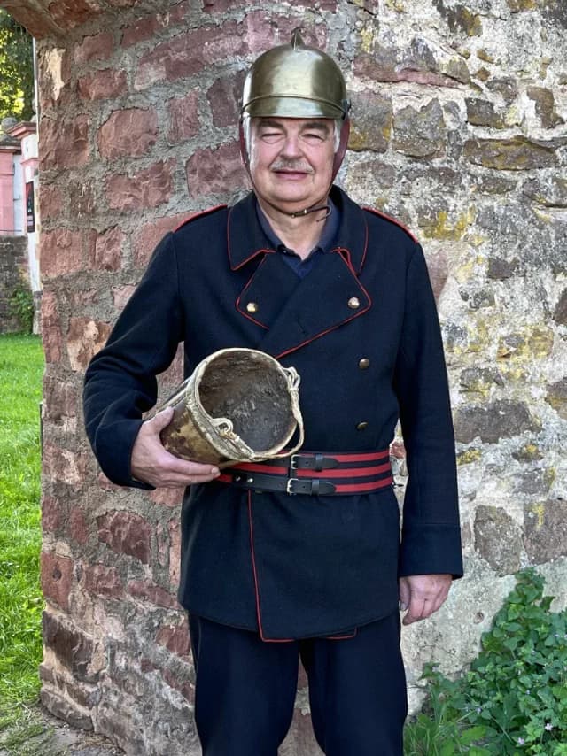Lohrer Feuerwehrmann in historischem Kostüm