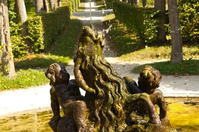 Reichhaltig verzierter Brunnen im Rokokogarten in Veitshöchheim