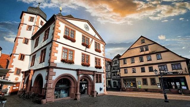 Historisches Rathausgebäude mit Turm und Blumenschmuck an den Fenstern auf dem Marktplatz von Lohr am Main.