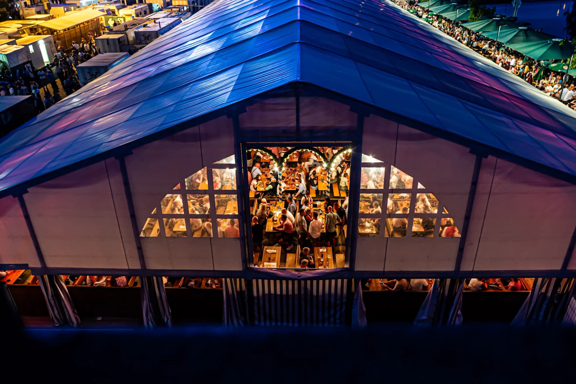 Blick von außen in das Festzelt der Lohrer Spessartfestwoche