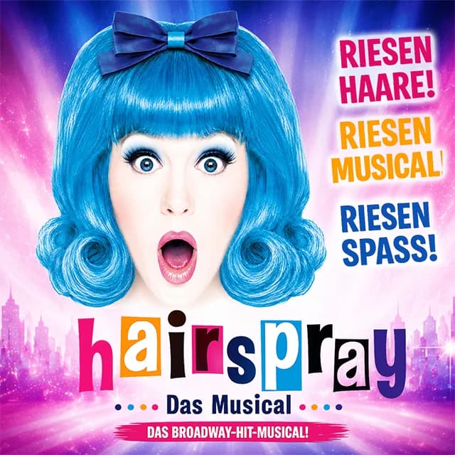 Werbeplakat für „Hairspray – Das Musical" mit einer überrascht blickenden Frau mit blauer Perücke und Schleife, Texten „Riesen Haare! Riesen Musical! Riesen Spaß!" und „Das Broadway-Hit-Musical!".