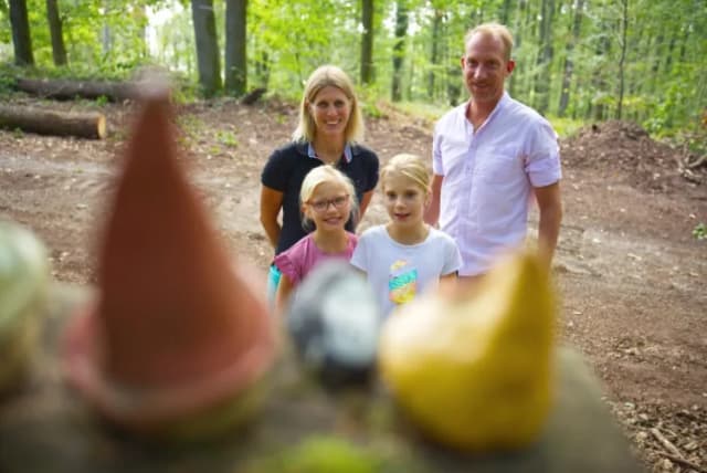 Eine Familie wandert den Märchenwanderweg der direkt am Beilstein liegt.