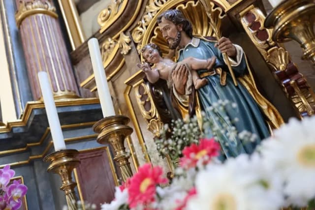 Altar mit Jesusfigur in der Wallfahrtskirche Mariabuchen