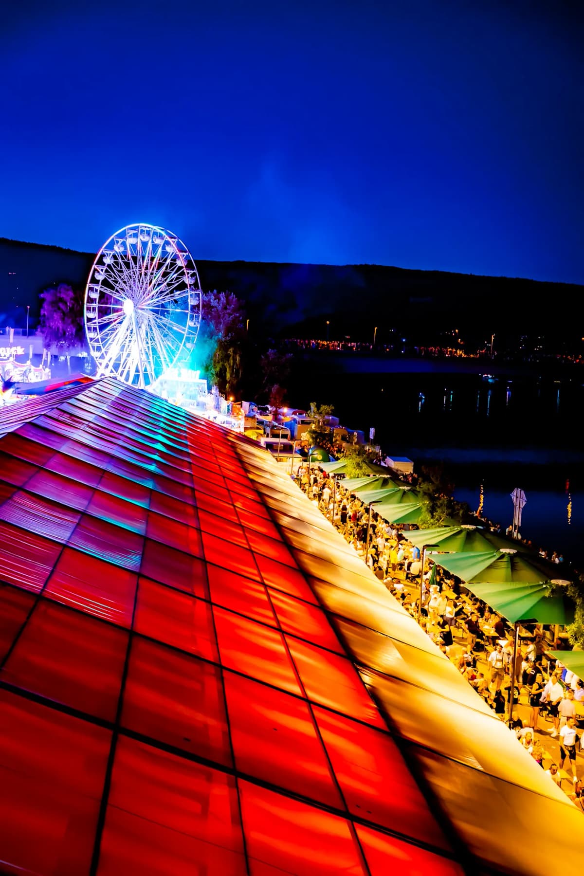 Seitlicher Blick auf die Spessartfestwoche mit Festzelt, Biergarten des Zeltes und Riesenrad