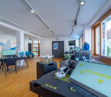 Blick in die Ausstellung des BayernLabs in Lohr am Main. Zusehen sind verschiedene Ausstellungsstücke.