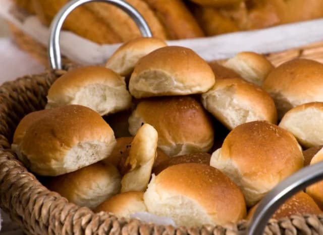 Brotkorb gefüllt mit frisch gebackenen Brötchen
