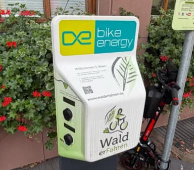 Eine Ladestation der Initiative Wald erFahren