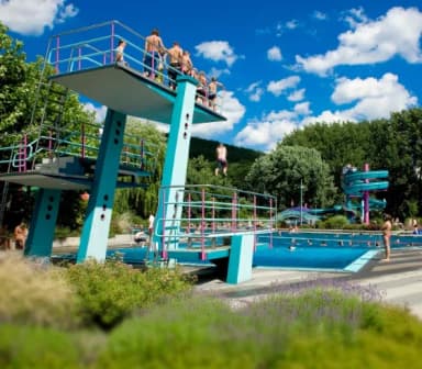 Kinder spingen vom Sprungturm des Lohrer Freibads ins Wasser