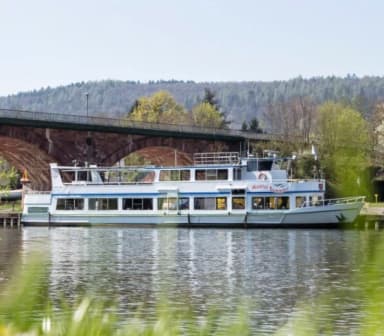 Das Ausflugsschiff "Maintal-Bummler" liegt am Mainkai von Lohr am Main vor anker