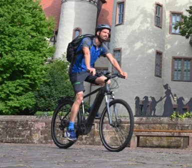 Ein Mann fährt auf einem Mountainbike über den Lohrer Schlossplatz
