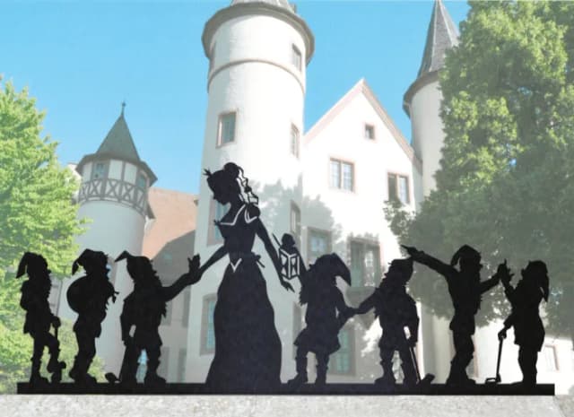 Silhouetten von Schneewittchen und sieben Zwergen vor dem Schloss Lohr