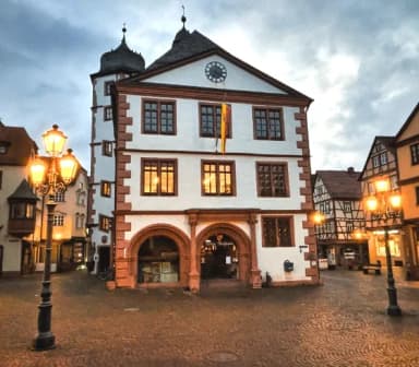 Blick auf das Alte Rathaus in Lohr bei Dämmerung