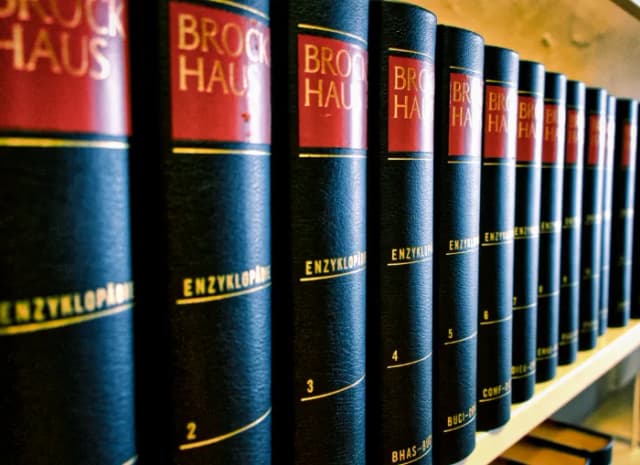 Reihe gebundener Brockhaus-Enzyklopädie-Bände in einem Regal