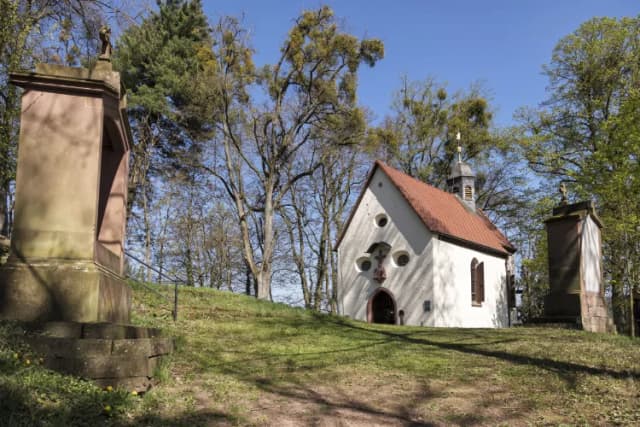 Blick auf die Valentinuskapelle, an der Wanderer auf dem Wanderweg "Auf den Spuren von Schneewittchen" vorbei kommen.
