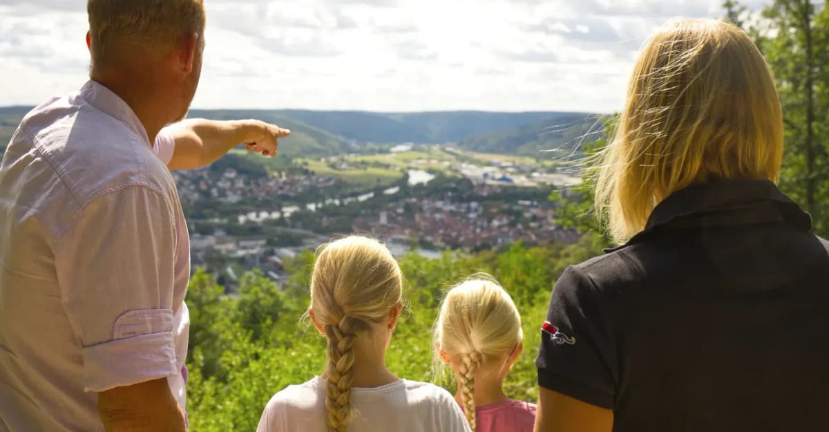 Familie mit zwei Kindern blickt vom Beilstein nach Lohr
