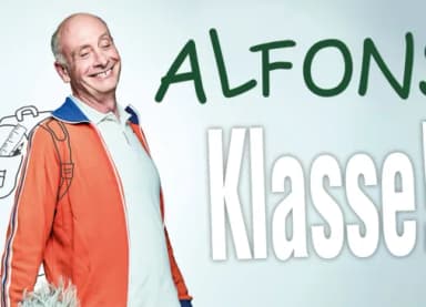 Lächelnder Mann mit orangefarbener Jacke neben dem Schriftzug 'Alfons Klasse'