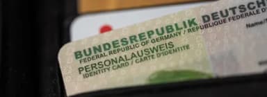 Deutscher Personalausweis steckt in einem Portemonnaie