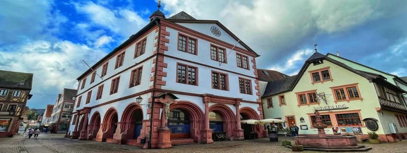 Historisches Rathausgebäude mit Turm, Uhr und Arkadengängen am Marktplatz von Lohr am Main
