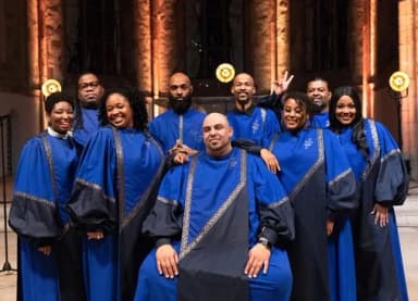 Gospelchor in blauen Roben posiert gemeinsam in einer Kirche