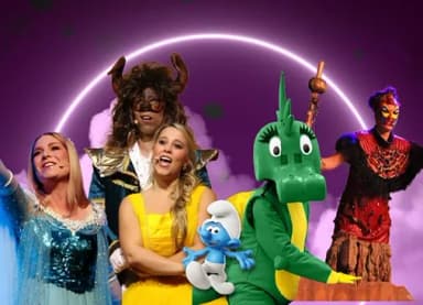 Kostümierte Figuren aus bekannten Musical- und Märchengeschichten stehen vor violettem Hintergrund mit leuchtendem Bogen, darunter ein Drache, ein Schlumpf und