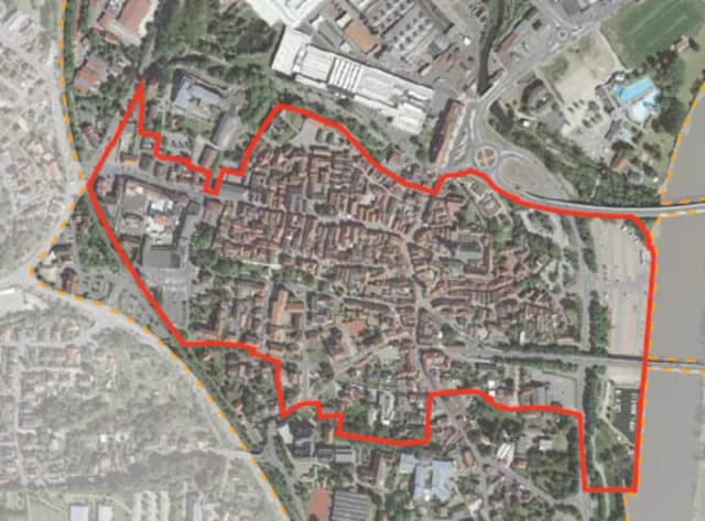 Luftbild der Lohrer Altstadt mit rot markiertem Plangebiet und gestrichelter äußerer Abgrenzungslinie.