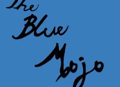 Schriftzug „The Blue Mojo“ in schwarzer Handschrift auf blauem Hintergrund
