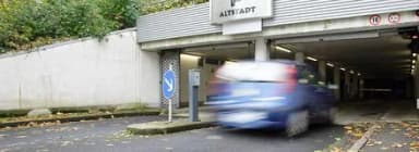 Auto fährt in die Einfahrt einer Tiefgarage mit der Aufschrift Altstadt