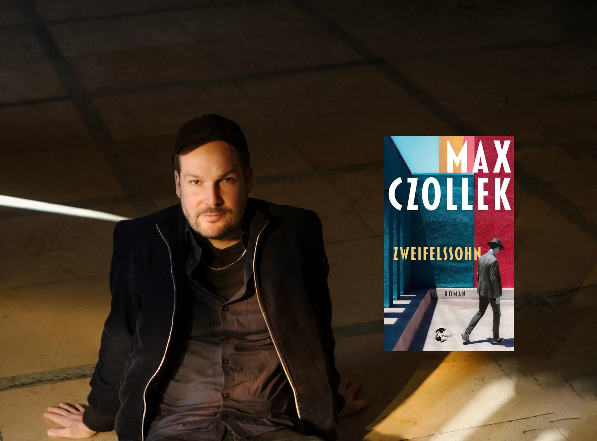 Der Autor Max Czollek posiert neben seinem Debütroman Zweifelssohn