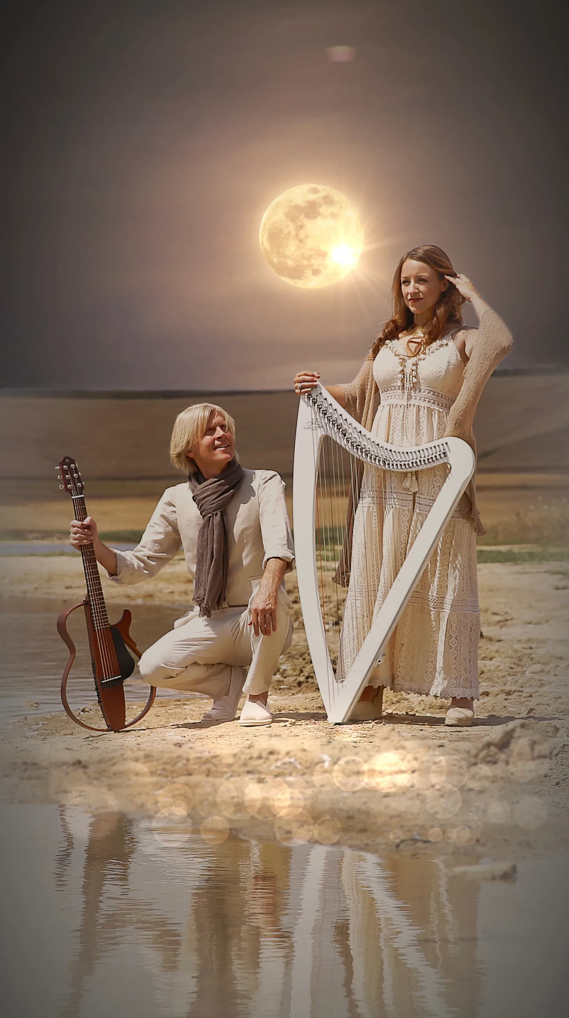 Maite Itoiz und John Kelly posieren mit ihren Instrumenten am Strand in hellem Vollmondschein