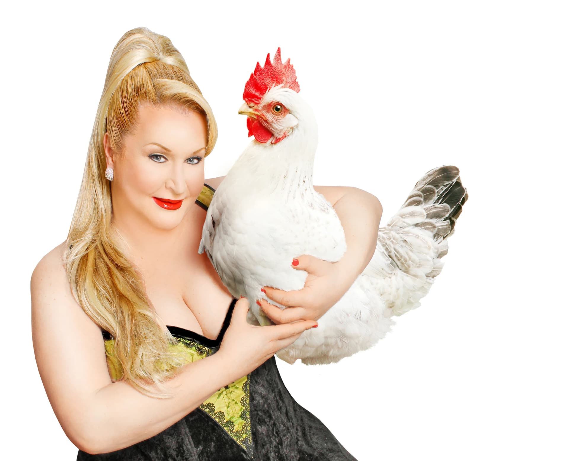 Die Künstlerin umarmt ein Huhn