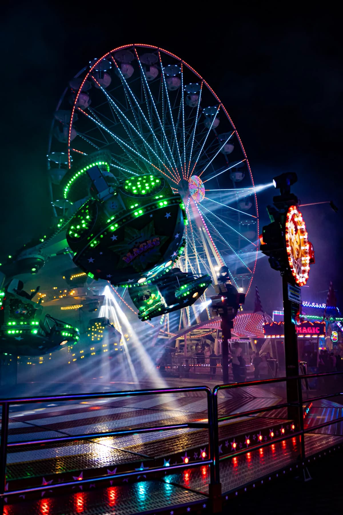 Riesenrad mit Breakdance im Vordergrund auf der Lohrer Spessartfestwoche am Abend.