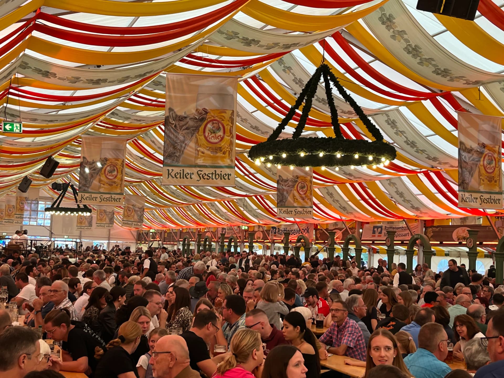 Blick ins Festzelt der Spessartfestwoche in Lohr am Main