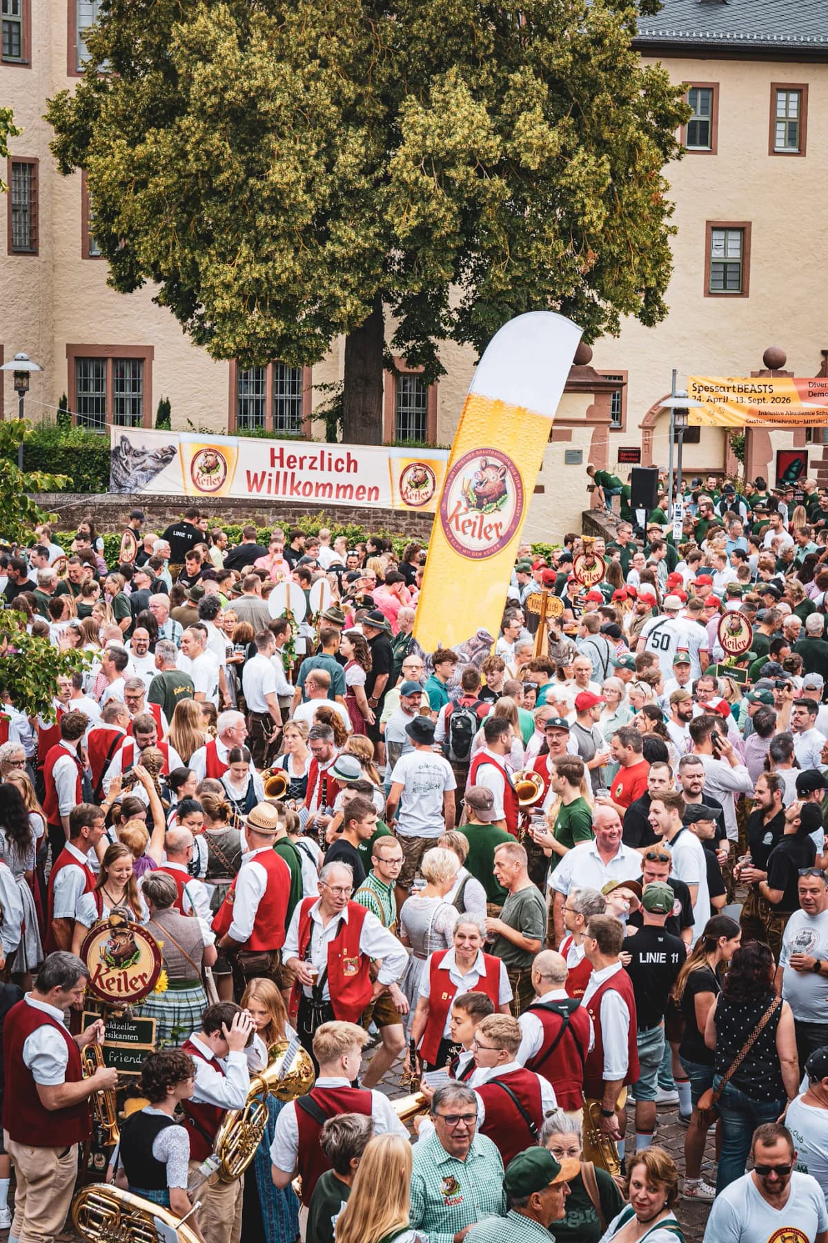 Keiler Fanclub Mitglieder vor dem Schloss in Lohr am Main.