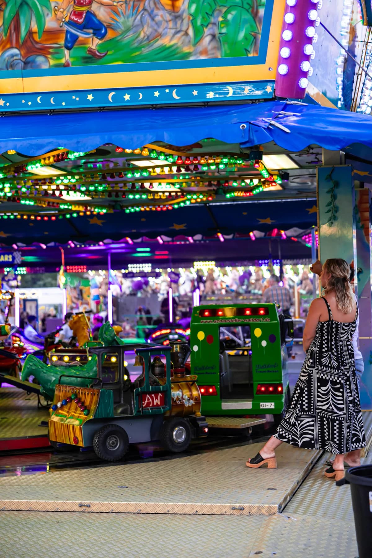 Blick auf das Kinderkarussell der Spessartfestwoche